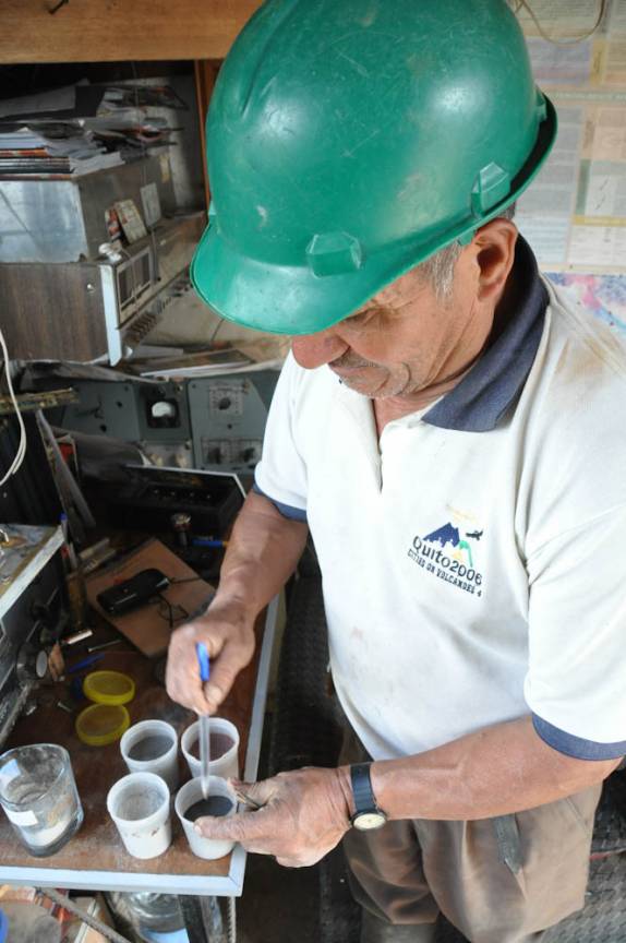O Carlos, o guardião do vulcão, nos mostra os diversos tipos de cinzas do Tungurahua, em Baños, no Equador
